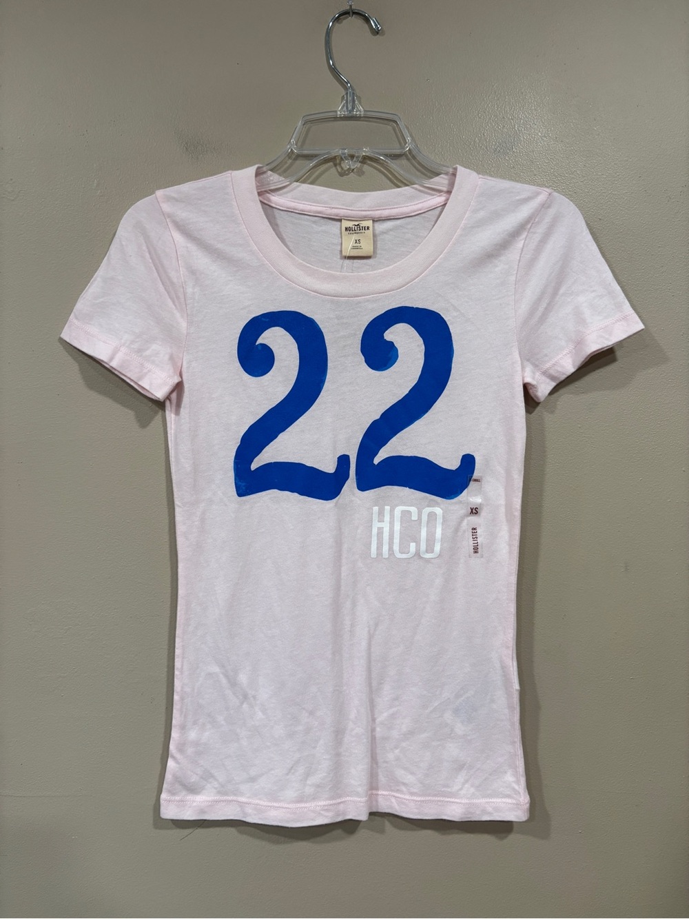 Hollister Womenโs Graphic Tee Pink 22 Print Shirt Size XS